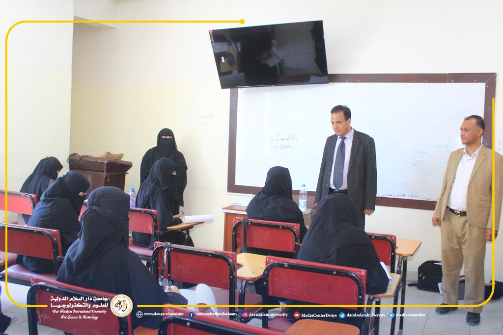 رئيس الجامعة يتفقد سير الاختبارات النهائية للطلاب في الكليات الطبية والهندسية