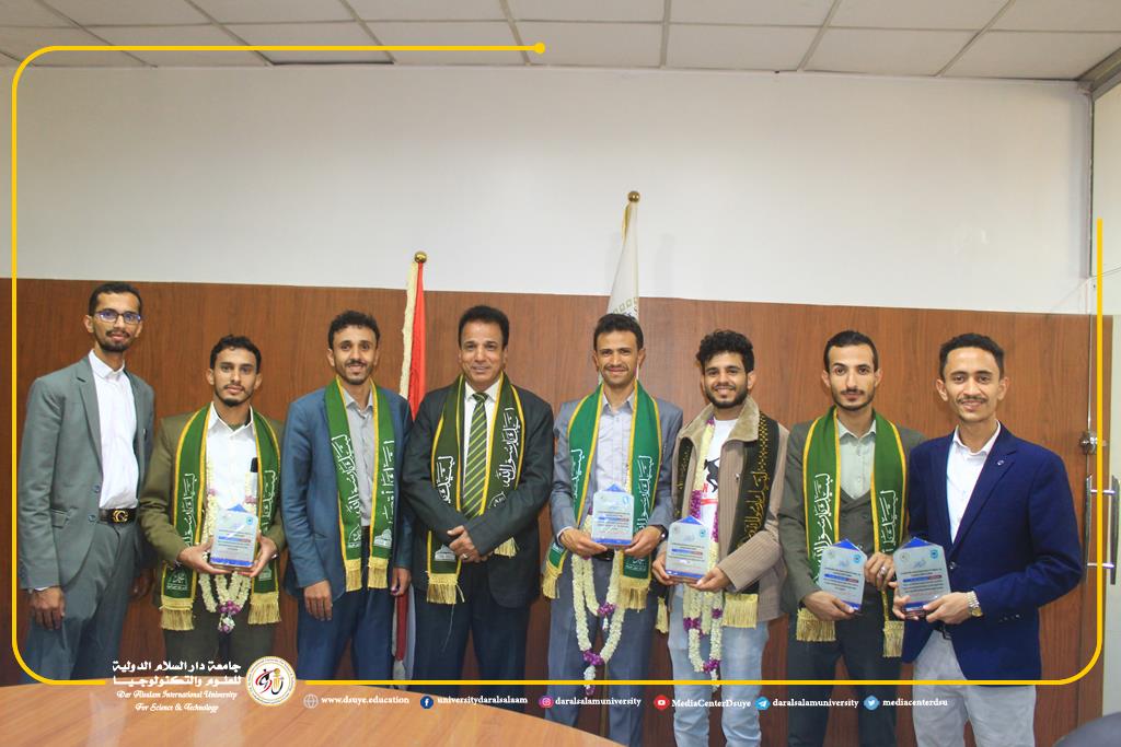 رئيس جامعة دار السلام يكرّم رئيس وأعضاء ملتقى الطالب الجامعي تقديراً لجهودهم في إنجاح فعالية المولد النبوي