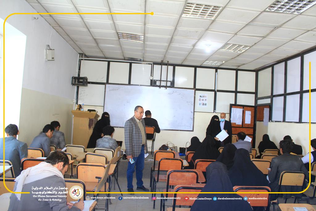 رئيس الجامعة يلتقي طلاب الكليات خلال جولته التفقدية للاختبارات النهائية