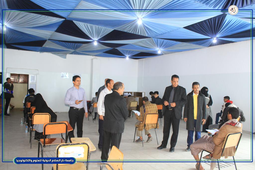 رئيس الجامعة يقوم بزيارة تفقدية لسير الاختبارات النهائية للفصل الدراسي الأول في الكليات الانسانية للعام الجامعي 1445هـ